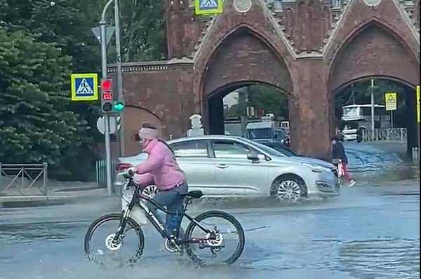 В Калининграде затопило Бранденбургские ворота В Калининграде затопило Бранденбургские ворота