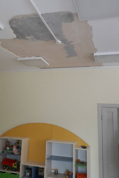Только суд: в Калининграде временно закрыли новый детсад из-за обрушения потолочной штукатурки (фото)