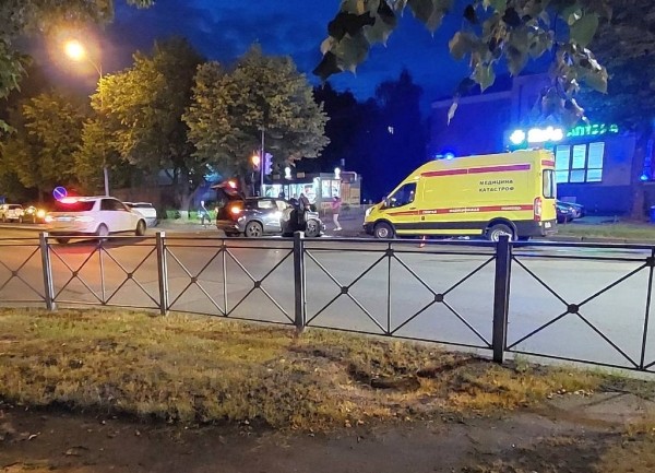 Два богатых автомобиля столкнулись ночью в Калининграде Два богатых автомобиля столкнулись ночью в Калининграде
