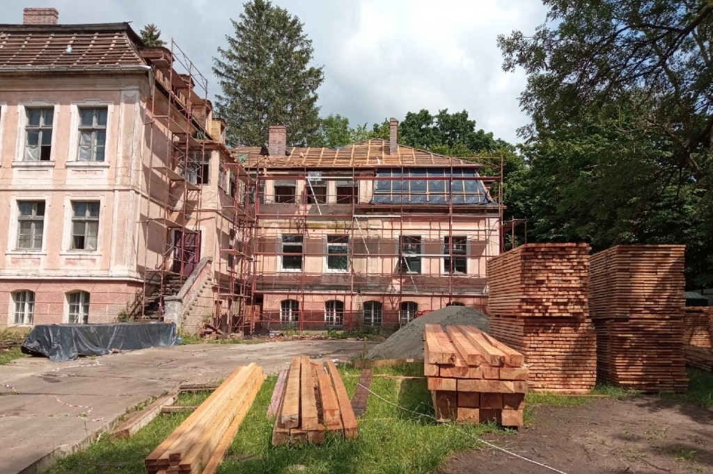 На здании старинного крайсхауса в Железнодорожном начали менять кровлю
На здании старинного крайсхауса в Железнодорожном начали менять кровлю