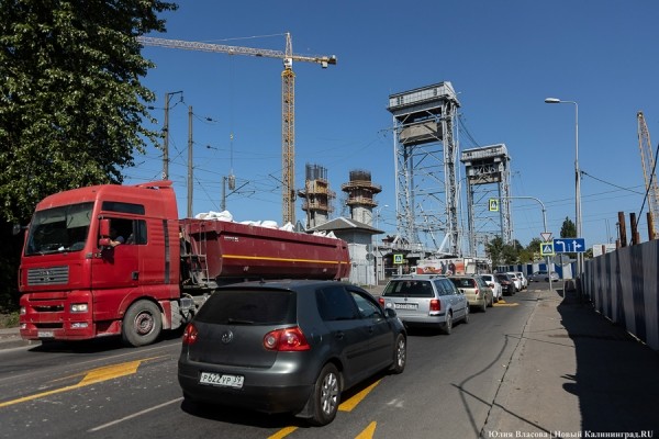 Останется с одним тротуаром: в Калининграде до августа закрыли мост на Суворова (фото)