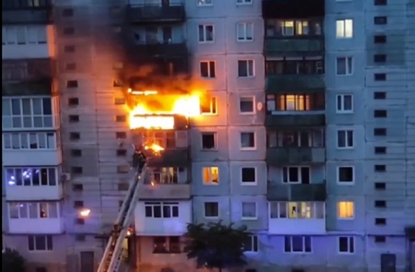 В Калининграде показали падающие на пожарного горящие обломки В Калининграде показали падающие на пожарного горящие обломки