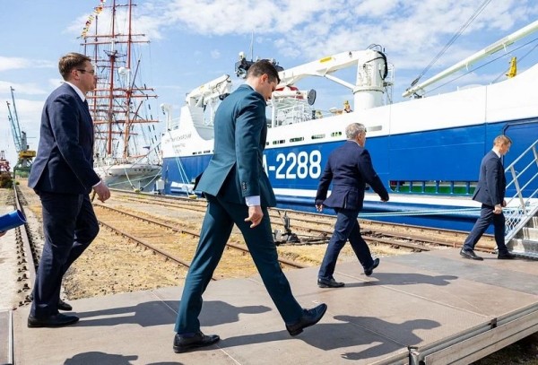 В Калининграде подняли флаг на новом рыболовном траулере В Калининграде подняли флаг на новом рыболовном траулере