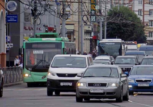 В Калининграде из троллейбуса выгнали дедушку с костылём В Калининграде из троллейбуса выгнали дедушку с костылём