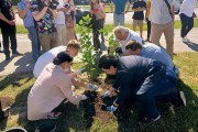 
						&laquo;Индия, Ладога и День Победы&raquo;: в сквере на Сельме высадили 150 кустов сирени (фото)			Избранное								