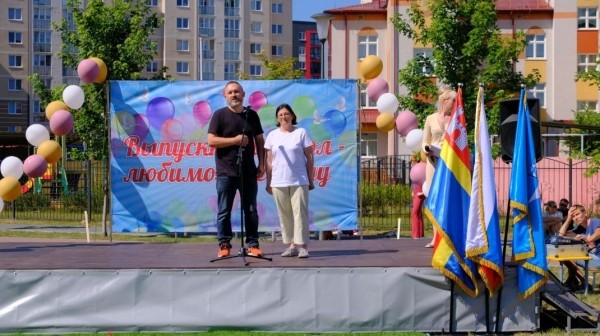 На Сельме выпускники-медалисты высадили 150 сиреней