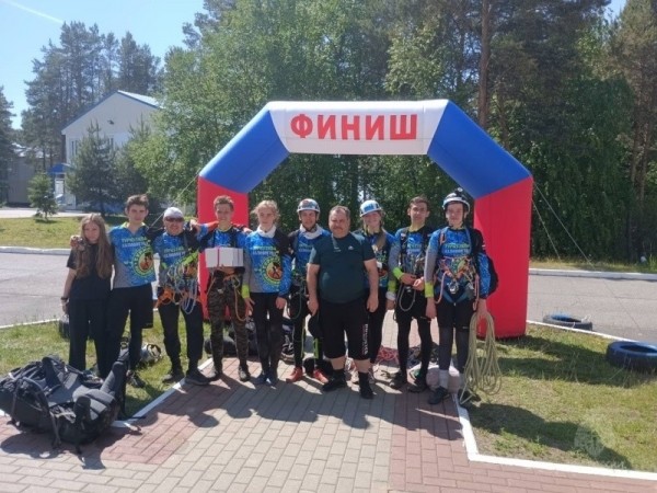 Младшая команда лицея № 18 , представлявших Калининградскую область на Межрегиональных соревнованиях &laquo;Школа безопасности&raquo;, взяла &laquo;бронзу&raquo; 