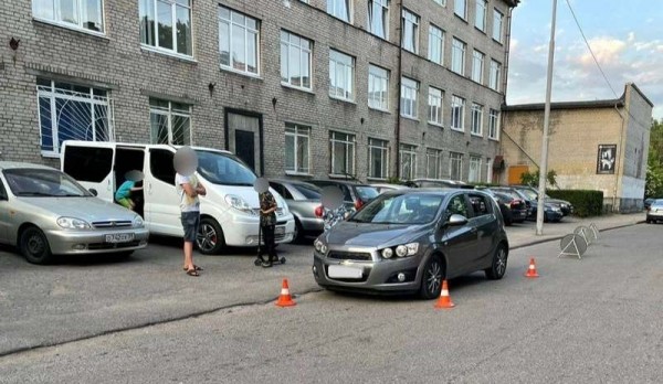 Ещё одна женщина сбила ребёнка на самокате Ещё одна женщина сбила ребёнка на самокате