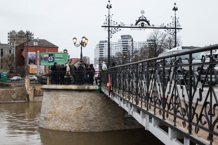 «Пава» Кутепова-младшего займется подсветкой Деревянного и Медового мостов за 33,2 млн руб. «Пава» Кутепова-младшего займется подсветкой Деревянного и Медового мостов за 33,2 млн руб.