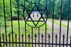 На территории еврейского кладбища в Калининграде обустроят мемориальный парк (фото)
На территории еврейского кладбища в Калининграде обустроят мемориальный парк (фото)