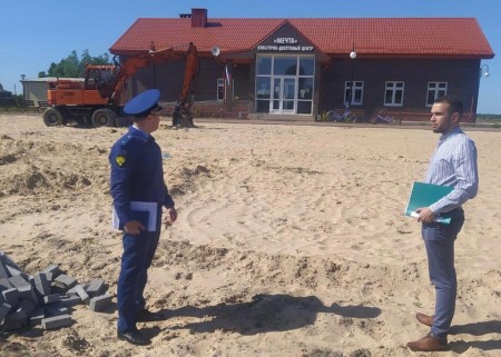 Прокуратура нашла нарушения при благоустройстве территории КДЦ за 4,7 млн руб. Прокуратура нашла нарушения при благоустройстве территории КДЦ за 4,7 млн руб.