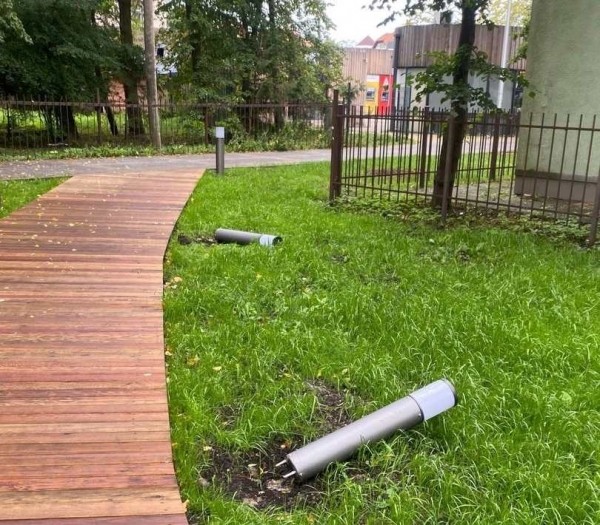 Зеленоградск возмущён уничтожением фонарей напротив отделения полиции