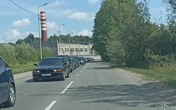 Калининград оцепенел от свежих видео очередей из машин к морю