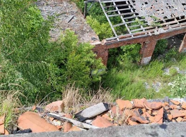 Пропавшего в Черняховске 12-летнего мальчика нашли лежащим у заброшки Пропавшего в Черняховске 12-летнего мальчика нашли лежащим у заброшки