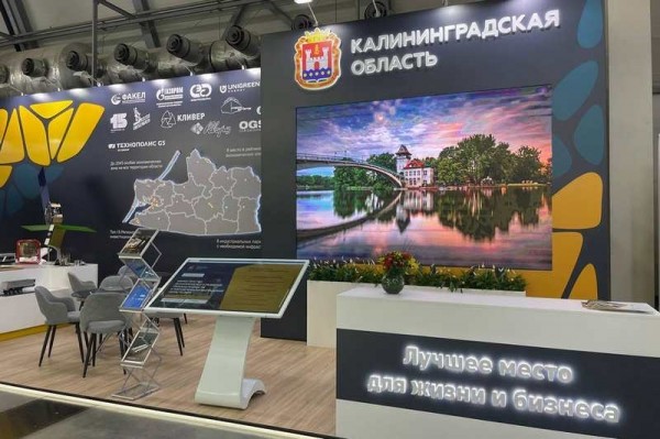 Мантурову показали новые смартфоны и ноутбуки из Гусева Мантурову показали новые смартфоны и ноутбуки из Гусева