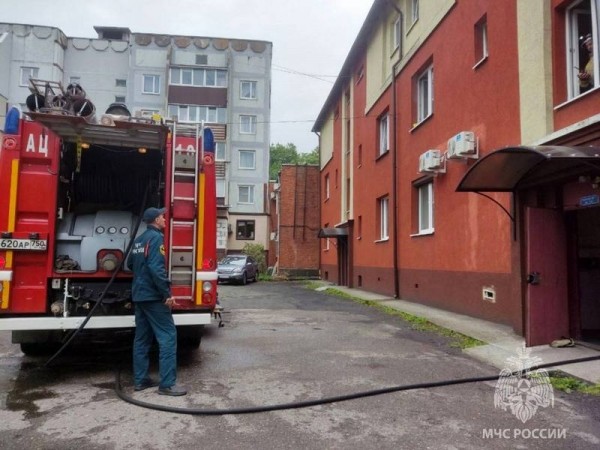 В Балтийске вспыхнул пожар в доме напротив &laquo;Виктории&raquo;