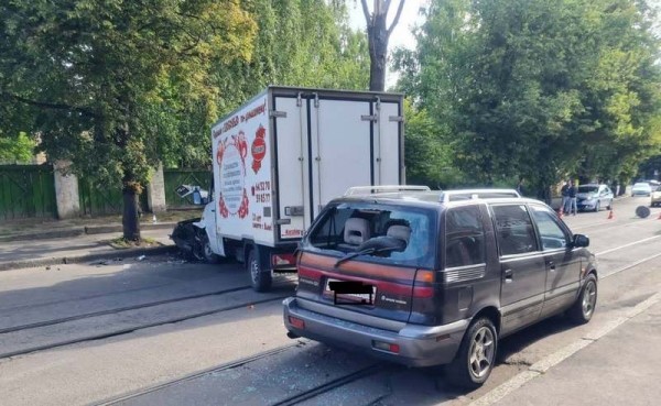 В Калининграде фургон Сошкина смял «Мерседес» В Калининграде фургон Сошкина смял «Мерседес»