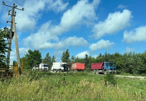 На закрытый полигон образовалась очередь из мусоровозов На закрытый полигон образовалась очередь из мусоровозов