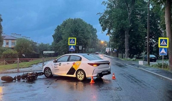 13-летний на скутере при обгоне врезался в такси в Низовье 