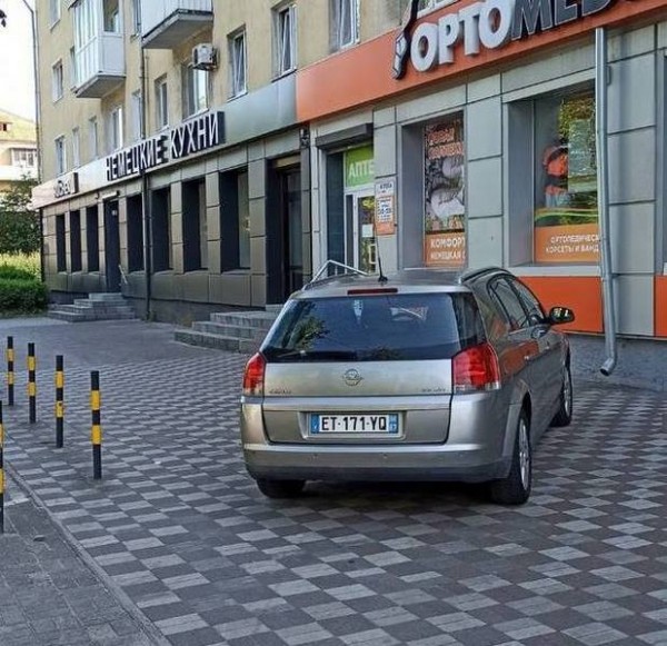 Француз нагло заехал на тротуар в центре Калининграда Француз нагло заехал на тротуар в центре Калининграда