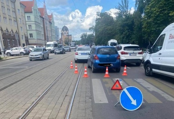 У Рыбной деревни в Калининграде «Тойота» сбила пешехода прямо на «зебре» У Рыбной деревни в Калининграде «Тойота» сбила пешехода прямо на «зебре»