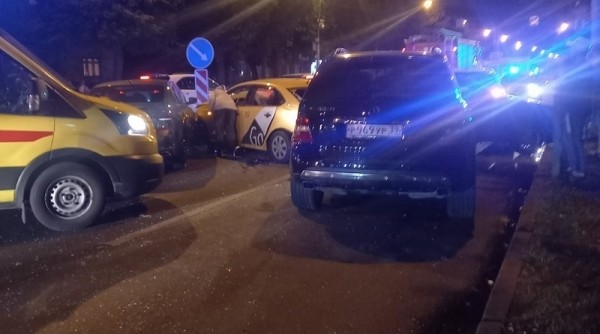 Одну из 4 машин в ДТП на Невского пришлось распиливать