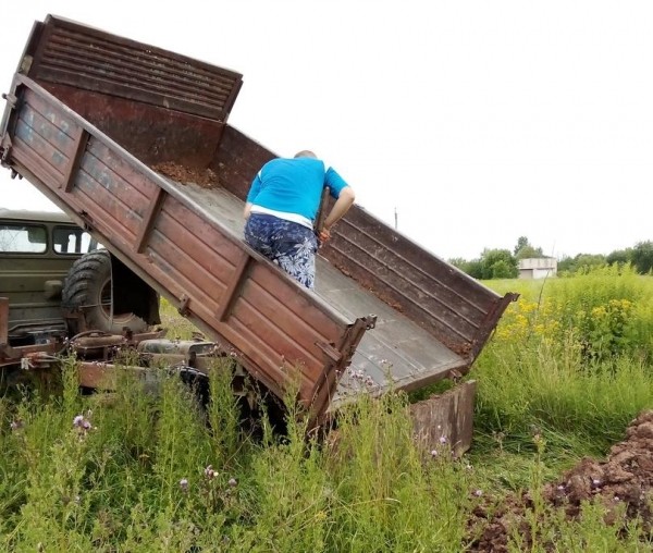 В Гусеве мужчину в пляжных шортах застали за нехорошим делом в бурьяне