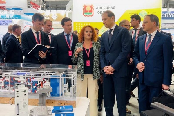 Мантурову показали новые смартфоны и ноутбуки из Гусева Мантурову показали новые смартфоны и ноутбуки из Гусева