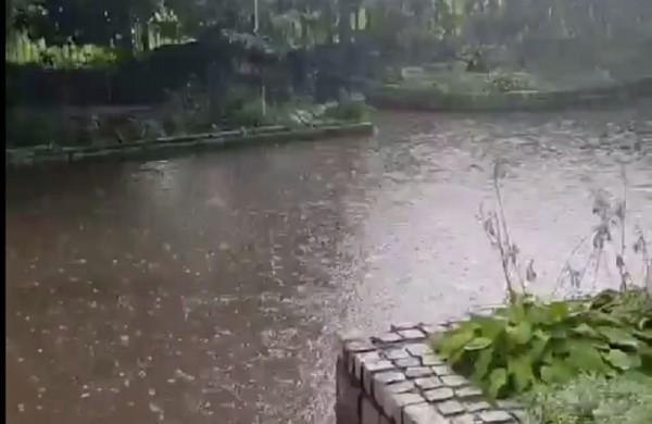 Пребывающая вода скрывает тротуары и проезжую часть Балтийска