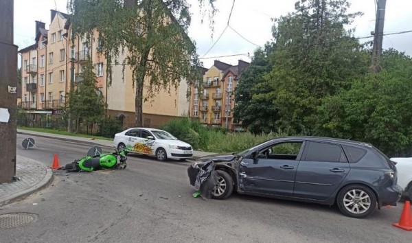 Скорая помощь увезла с улицы Карташева раненого мотоциклиста Скорая помощь увезла с улицы Карташева раненого мотоциклиста