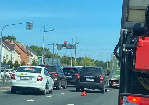 Спешившие к морю сильно затормозили движение в Зеленоградск Спешившие к морю сильно затормозили движение в Зеленоградск