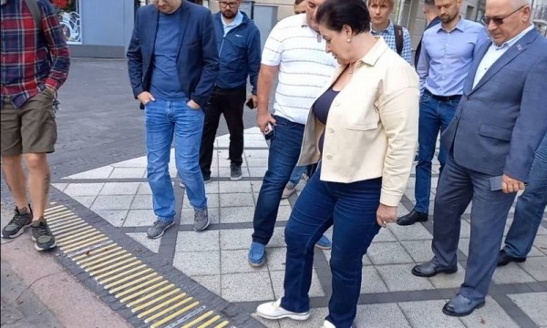 Дятловой не понравились жёлтые наклейки на Театральной