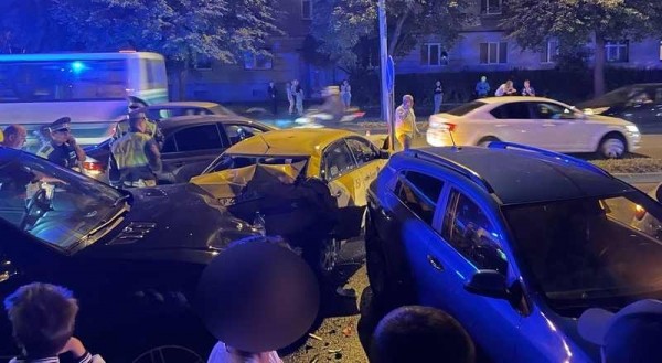 Одну из 4 машин в ДТП на Невского пришлось распиливать