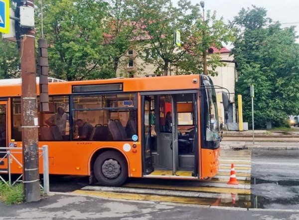 На переходе через Аллею Смелых автобус сбил 10-летнего ребёнка На переходе через Аллею Смелых автобус сбил 10-летнего ребёнка