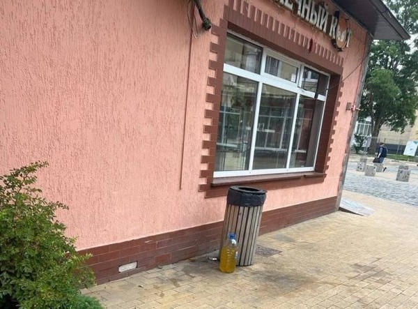В Зеленоградске к общественным урнам подкладывают отработанное масло В Зеленоградске к общественным урнам подкладывают отработанное масло
