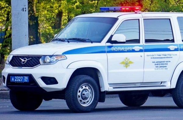 В Калининграде 39-летнюю женщину заставили выпрыгнуть голой из окна